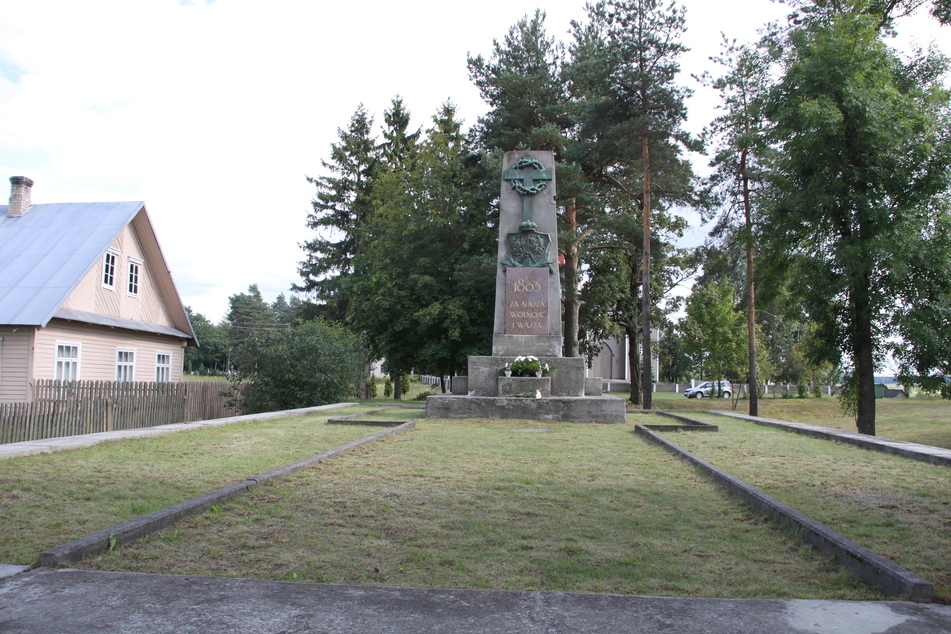Dubicze - pomnik powstańców styczniowych i Narbutta (fot. Zbigniew Kononowicz)